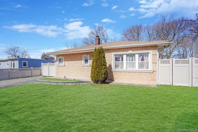 22 Somerset Road N, Amityville, NY 11701