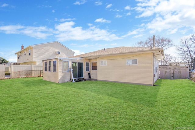 22 Somerset Road N, Amityville, NY 11701