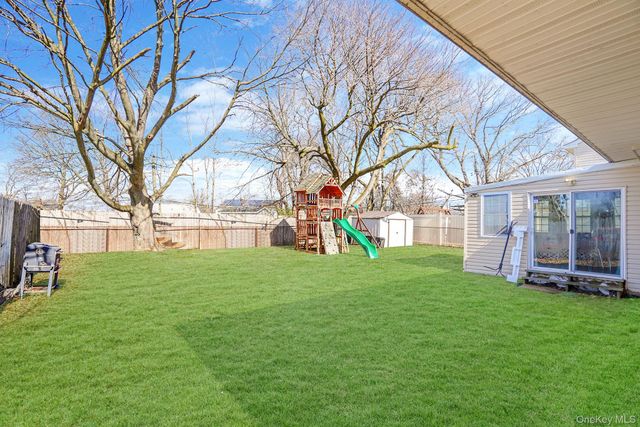 22 Somerset Road N, Amityville, NY 11701