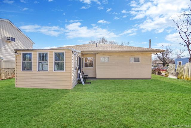 22 Somerset Road N, Amityville, NY 11701