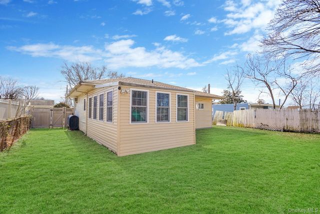 22 Somerset Road N, Amityville, NY 11701