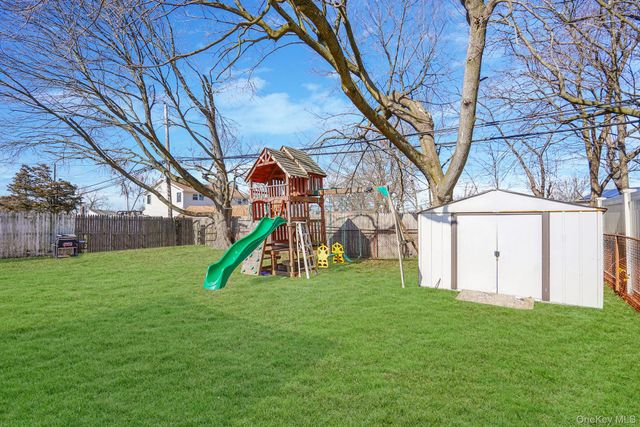 22 Somerset Road N, Amityville, NY 11701