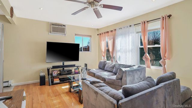 22 Somerset Road N, Amityville, NY 11701