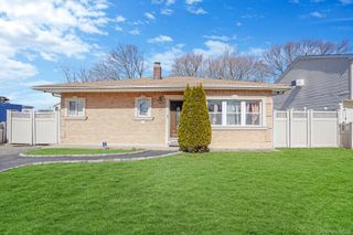 22 Somerset Road N, Amityville, NY 11701