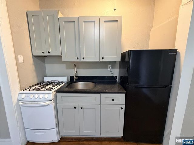 17 Elwood Place 304, Newark, NJ 07104