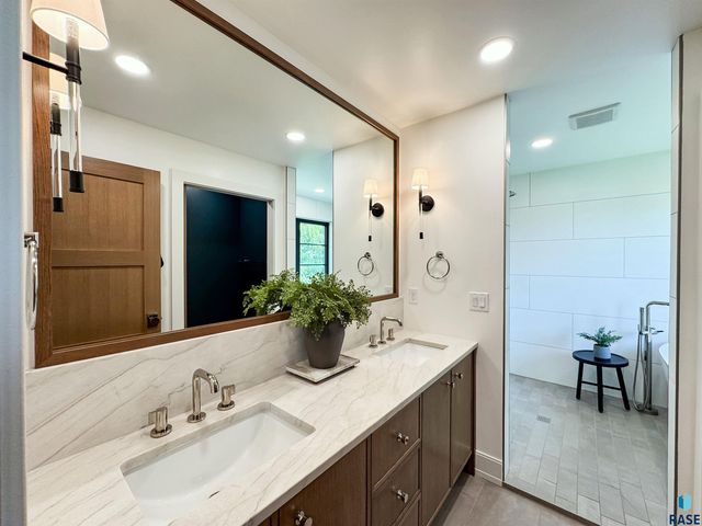 1808 E Edgewood Rd, Sioux Falls, SD 57103