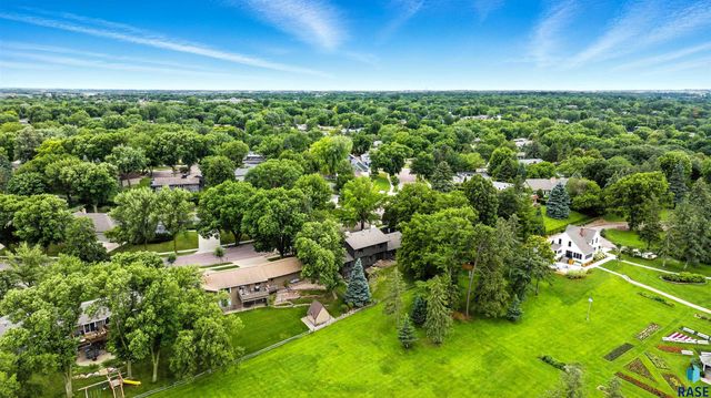 1808 E Edgewood Rd, Sioux Falls, SD 57103