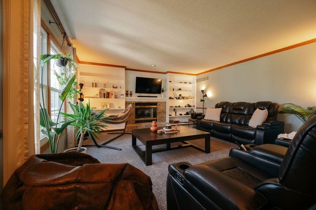 2929 Greenview Drive, Bettendorf, IA 52722