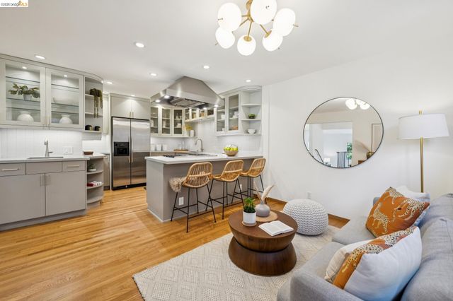 6474 Oakwood Dr, Oakland, CA 94611