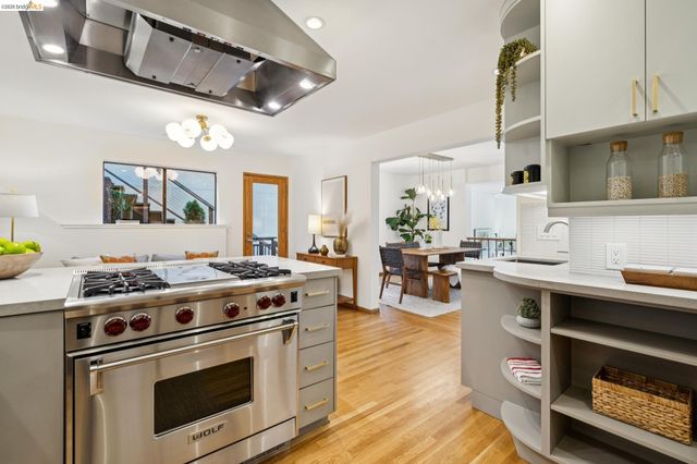 6474 Oakwood Dr, Oakland, CA 94611