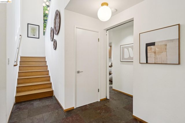 6474 Oakwood Dr, Oakland, CA 94611