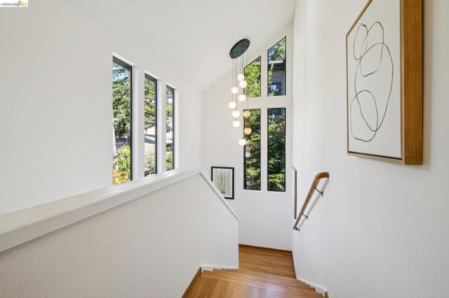 6474 Oakwood Dr, Oakland, CA 94611