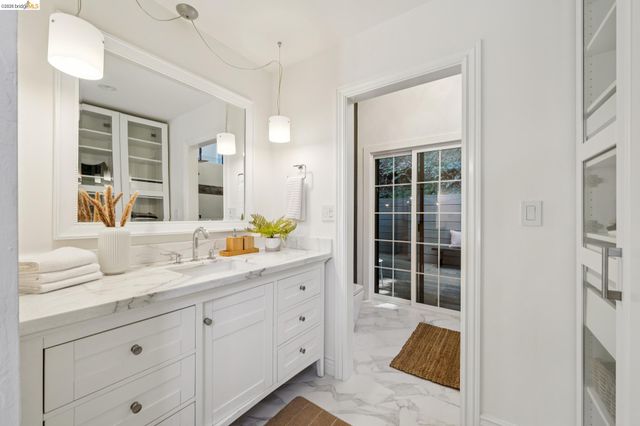 6474 Oakwood Dr, Oakland, CA 94611