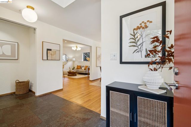 6474 Oakwood Dr, Oakland, CA 94611