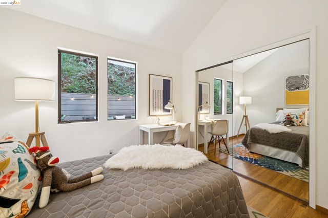 6474 Oakwood Dr, Oakland, CA 94611