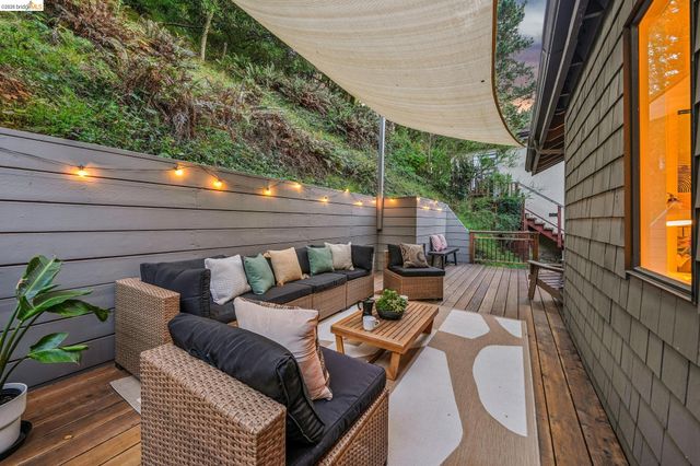 6474 Oakwood Dr, Oakland, CA 94611