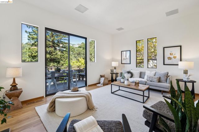 6474 Oakwood Dr, Oakland, CA 94611