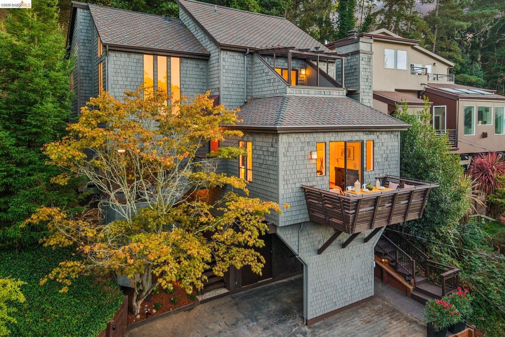 6474 Oakwood Dr, Oakland, CA 94611