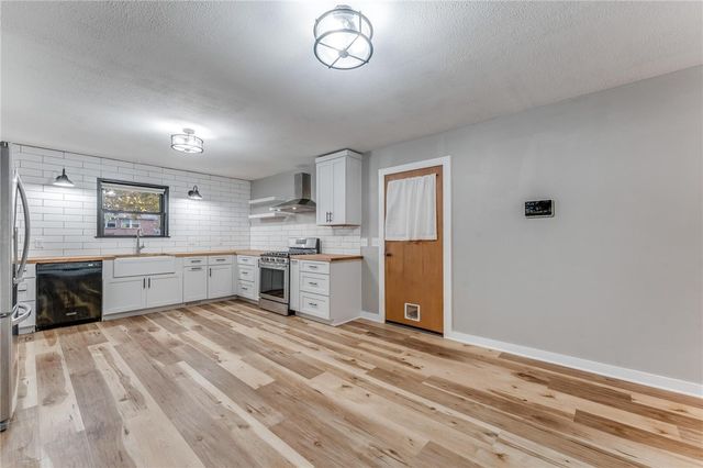 204 W Edmondson Avenue, Springdale, AR 72764