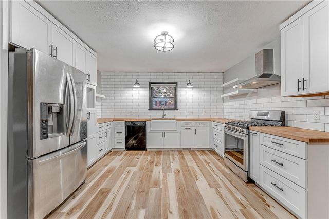 204 W Edmondson Avenue, Springdale, AR 72764