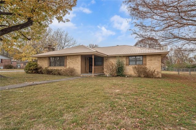204 W Edmondson Avenue, Springdale, AR 72764