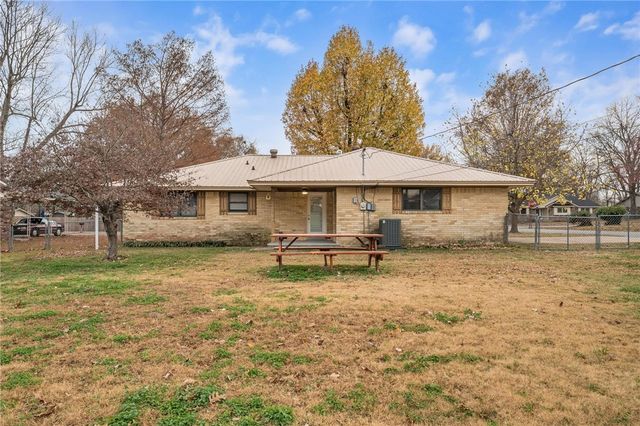 204 W Edmondson Avenue, Springdale, AR 72764