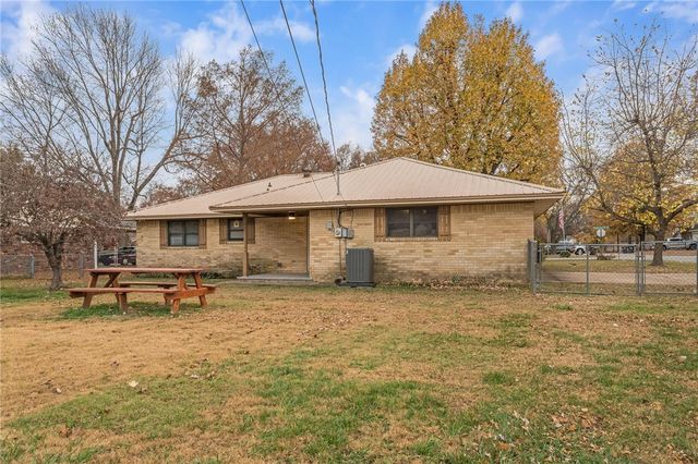204 W Edmondson Avenue, Springdale, AR 72764