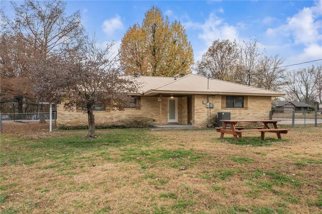 204 W Edmondson Avenue, Springdale, AR 72764