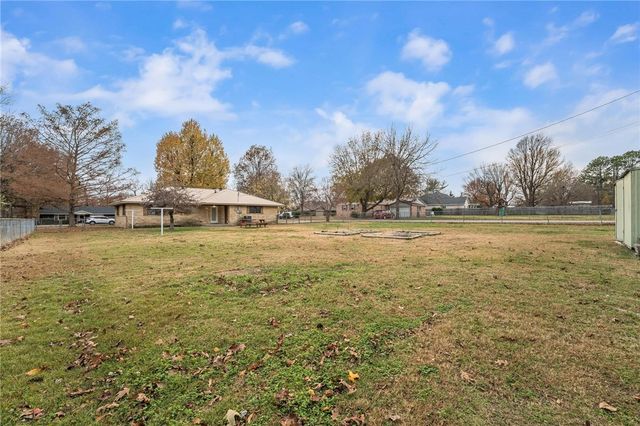 204 W Edmondson Avenue, Springdale, AR 72764