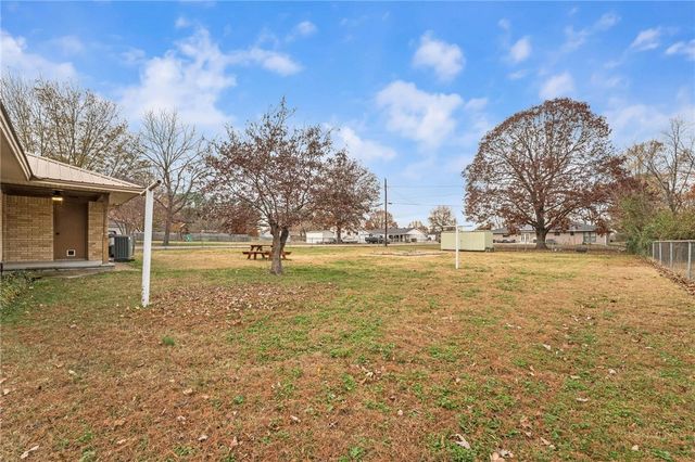 204 W Edmondson Avenue, Springdale, AR 72764