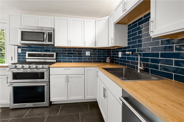 220 Aberdeen Dr, North Fayette, PA 15071