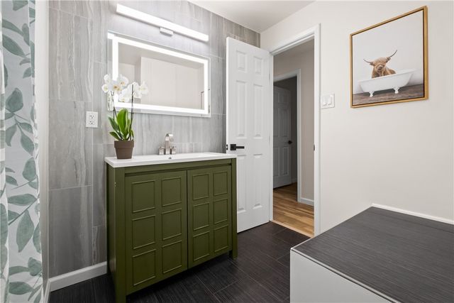 220 Aberdeen Dr, North Fayette, PA 15071