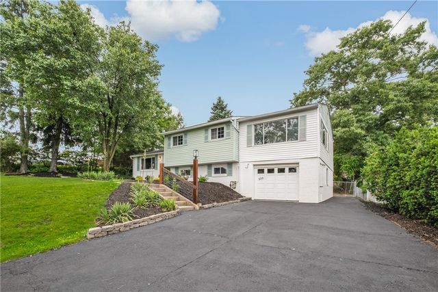 220 Aberdeen Dr, North Fayette, PA 15071