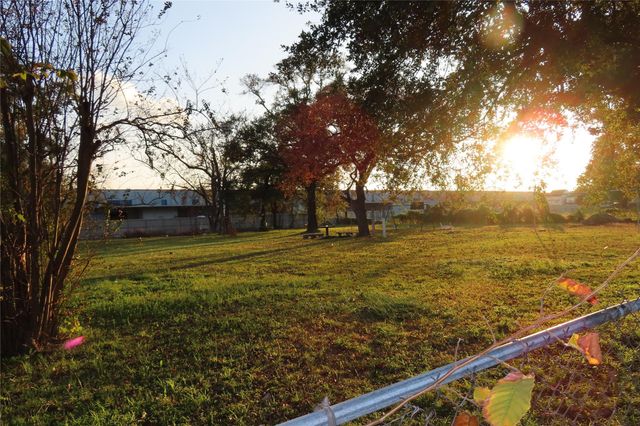 916 Berry, Houston, TX 77022