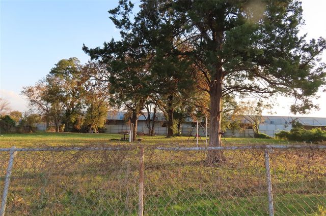 916 Berry, Houston, TX 77022