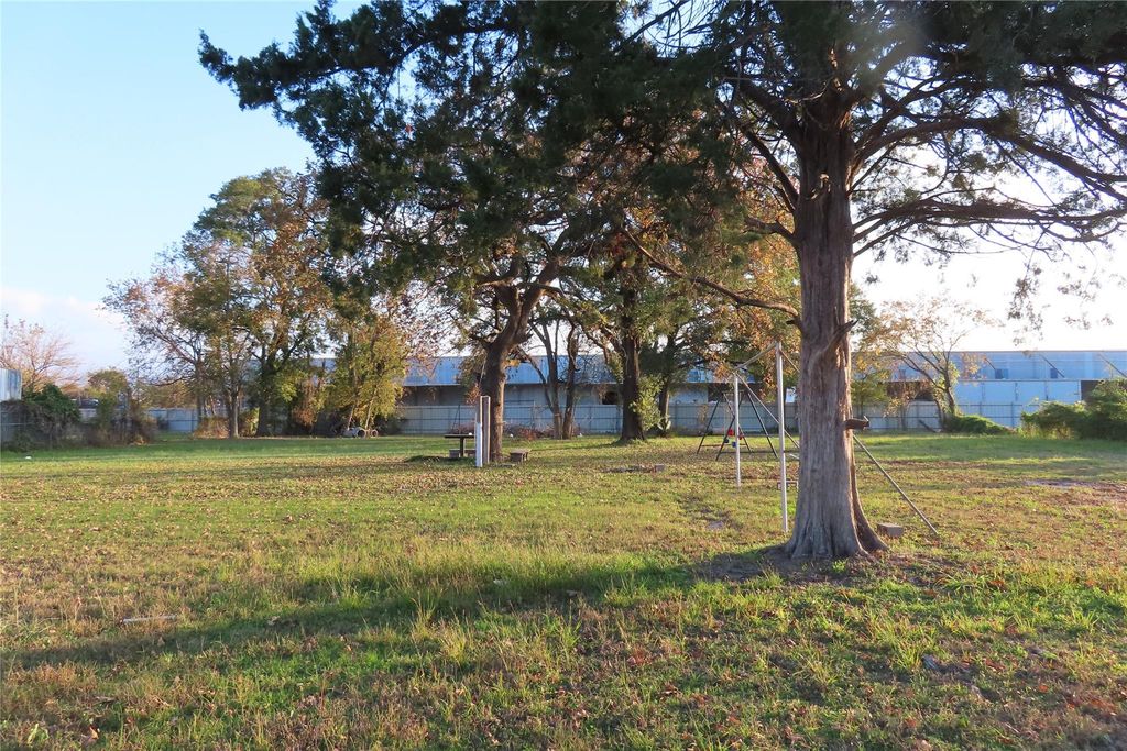 916 Berry, Houston, TX 77022