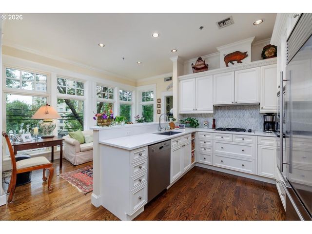 2172 Sw PARK Pl C, Portland, OR 97205
