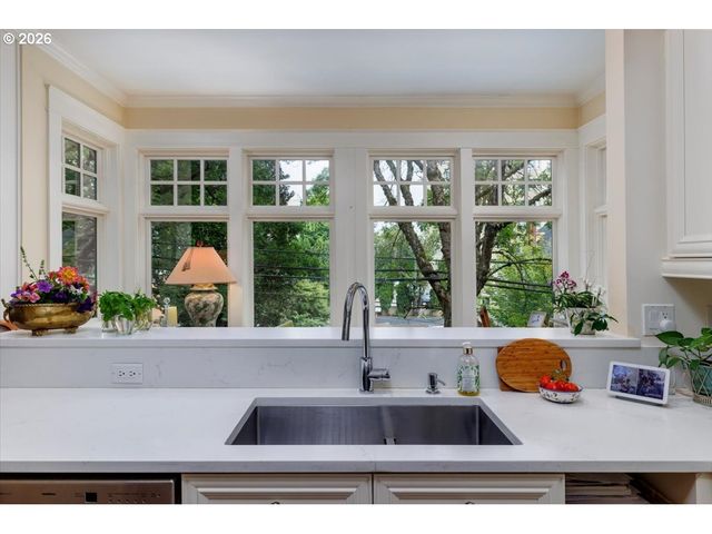 2172 Sw PARK Pl C, Portland, OR 97205