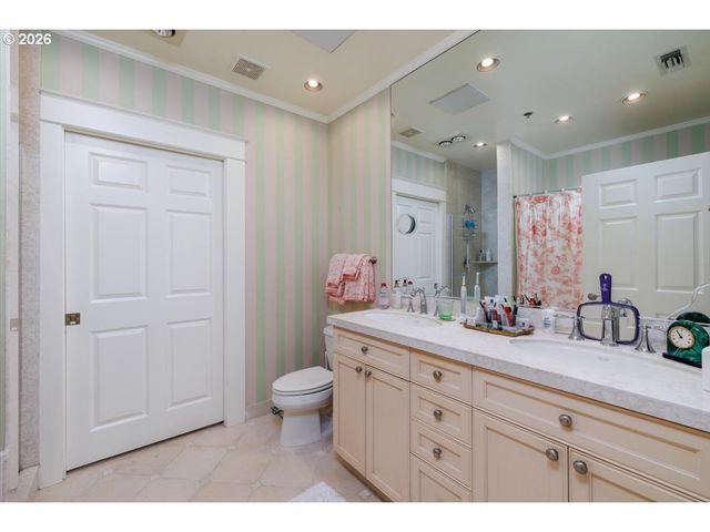 2172 Sw PARK Pl C, Portland, OR 97205