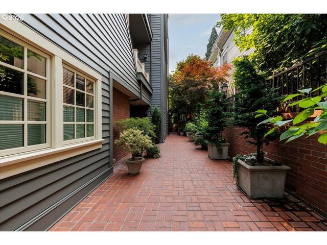 2172 Sw PARK Pl C, Portland, OR 97205