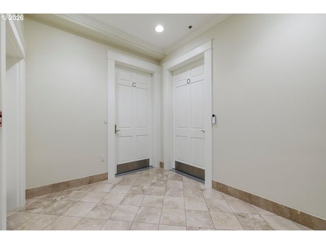 2172 Sw PARK Pl C, Portland, OR 97205