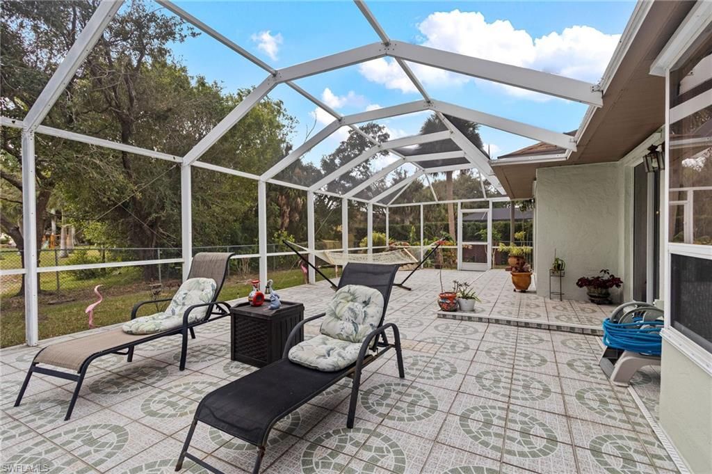 Image 4 of property listing at 1814 SW 18th TER, Cape Coral, FL 33991