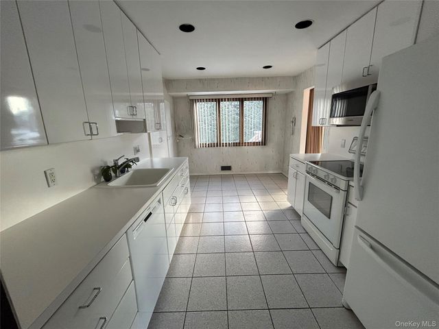 348 Links Drive E, Oceanside, NY 11572