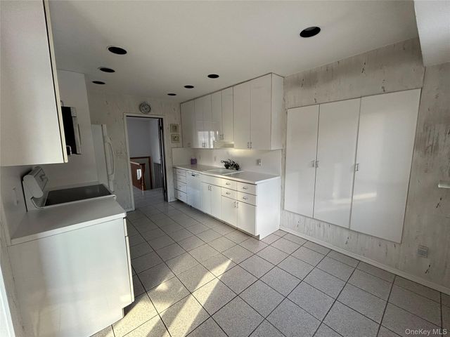 348 Links Drive E, Oceanside, NY 11572