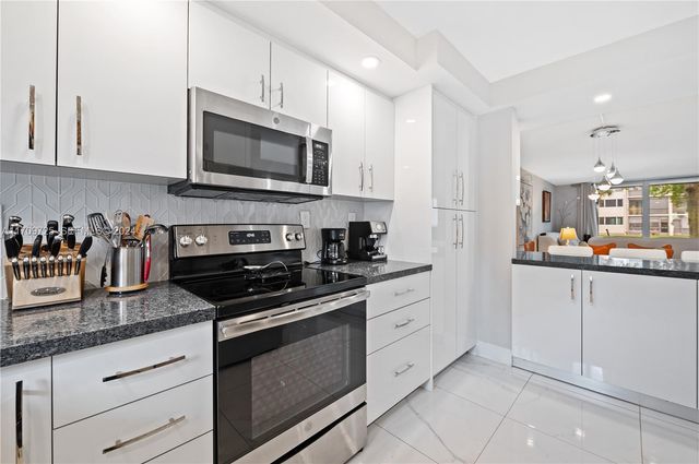 711 S Hollybrook Drive 109, Pembroke Pines, FL 33025
