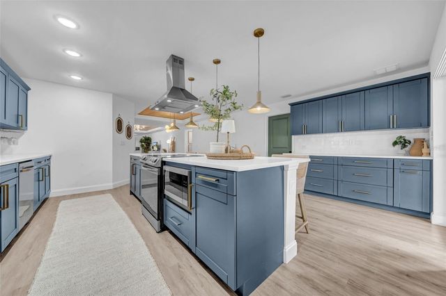 809 E HANNA AVENUE, Tampa, FL 33604