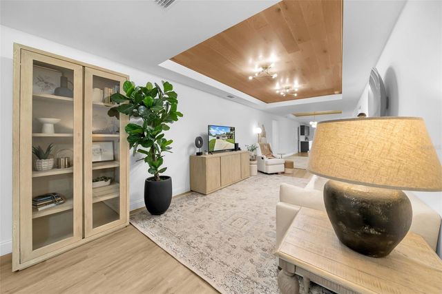 809 E HANNA AVENUE, Tampa, FL 33604