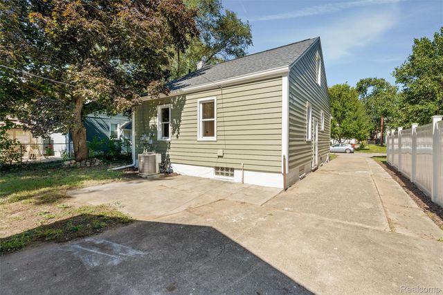 1427 Pearson Street, Fenton, MI 48220