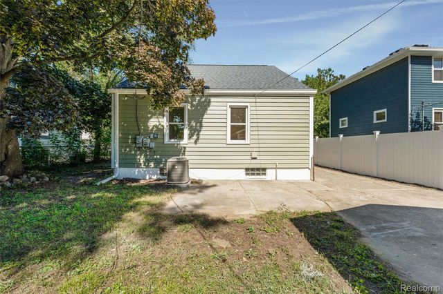 1427 Pearson Street, Fenton, MI 48220