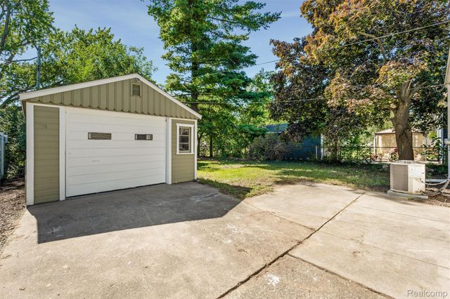 1427 Pearson Street, Fenton, MI 48220